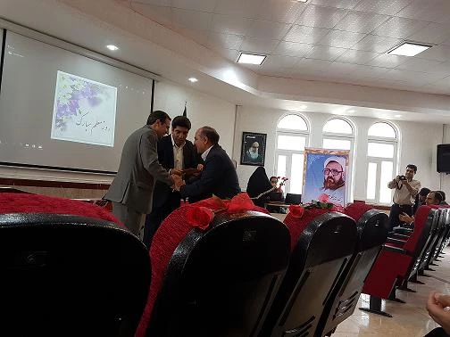 تجلیل ازایثارگران اداره