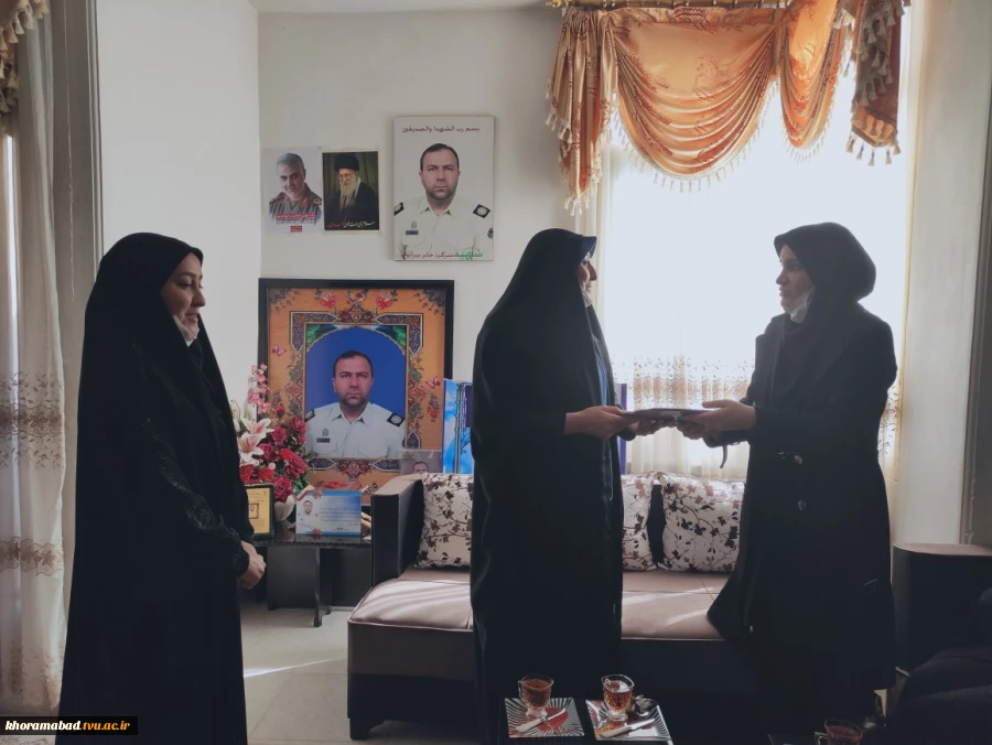 دیدار مسئولان و کارکنان دانشکده فنی وحرفه ای دختران خرم آباد با خانواده شهید سرهنگ جابر بیرانوند 3