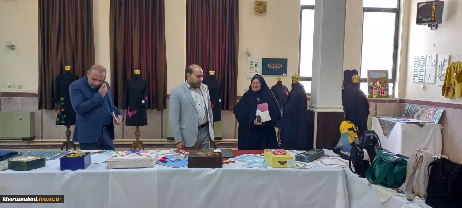 بازدید ریاست محترم استان جناب آقای دکتر حمیدی از نمایشگاه دهه فجر  3