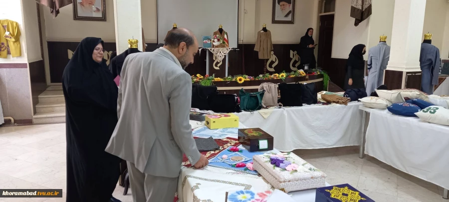 بازدید ریاست محترم استان جناب آقای دکتر حمیدی از نمایشگاه دهه فجر  4
