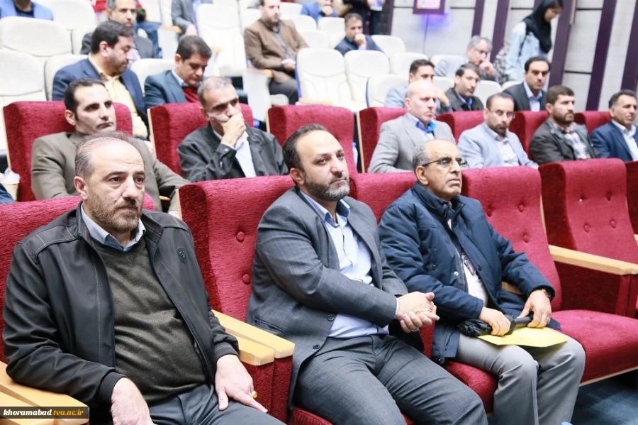 نشست جبهه علمی، فرهنگی بسیج اساتید دانشگاه های خرم آباد با حضور فرمانده سپاه لرستان و معاون سیاسی استاندار در دانشگاه لرستان برگزار شد. 4