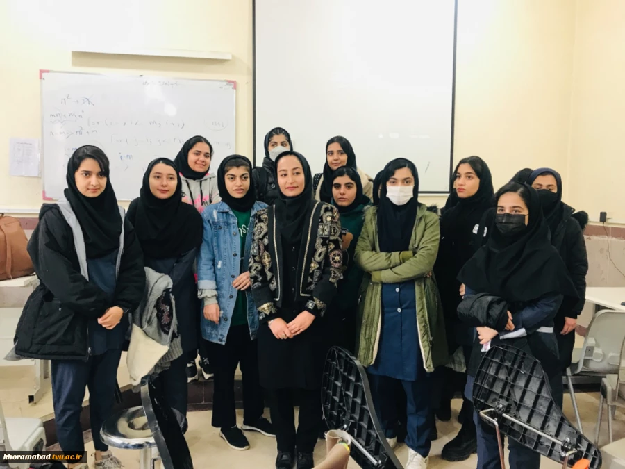 بازدید مسئولین و هنرآموزان رشته های: گرافیک، کامپیوتر و طراحی دوخت هنرستان حدیث شهرستان خرم آباد از دانشکده فنی و حرفه ای دختران خرم آباد 4