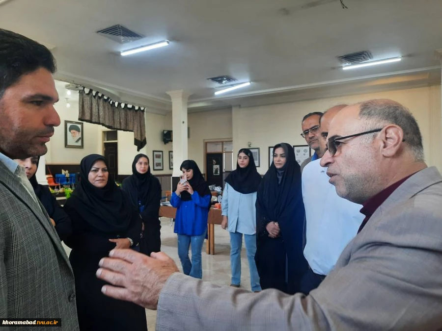 بازدید مدیر کل دفتر ارتباط با صنعت دانشگاه فنی و حرفه ای از نمایشگاه دستاوردهای گروه گرافیک دانشکده فنی و حرفه ای دختران خرم آباد 2