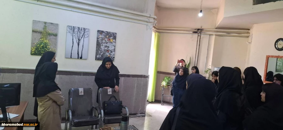 ازدید دانش آموزان و مسئولین رشته گرافیک هنرستان حدیث از دانشکده به مناسبت هفته مشاغل 2