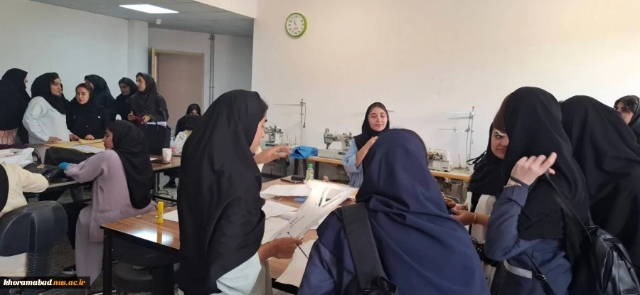 ازدید دانش آموزان و مسئولین رشته گرافیک هنرستان حدیث از دانشکده به مناسبت هفته مشاغل 4