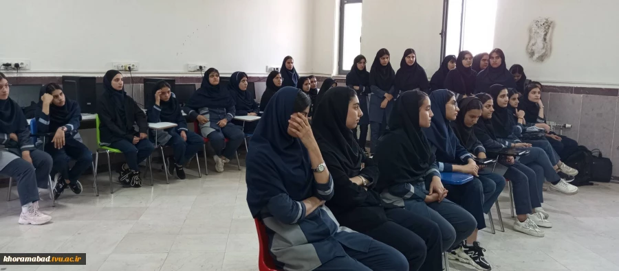 بازدید دانش آموزان هنرستانهای مختلف از دانشکده 5