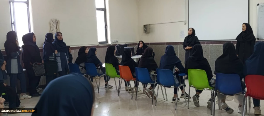 بازدید دانش آموزان هنرستانهای مختلف از دانشکده 6